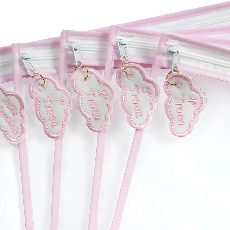 Kit 5 Saquinhos Maternidade Com Tag Bordada De Identificação Cor Nuvem Rosa Desenho Do Tecido Plástico